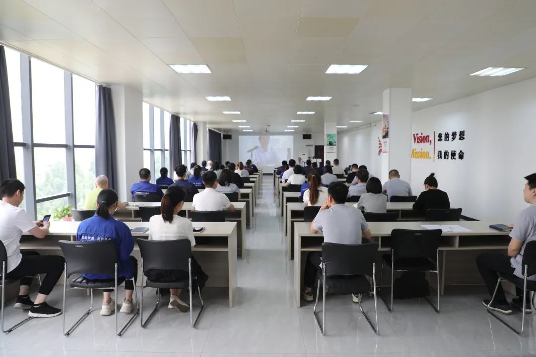 九游j9国际站职工课堂探讨新时代职工的进步与成长